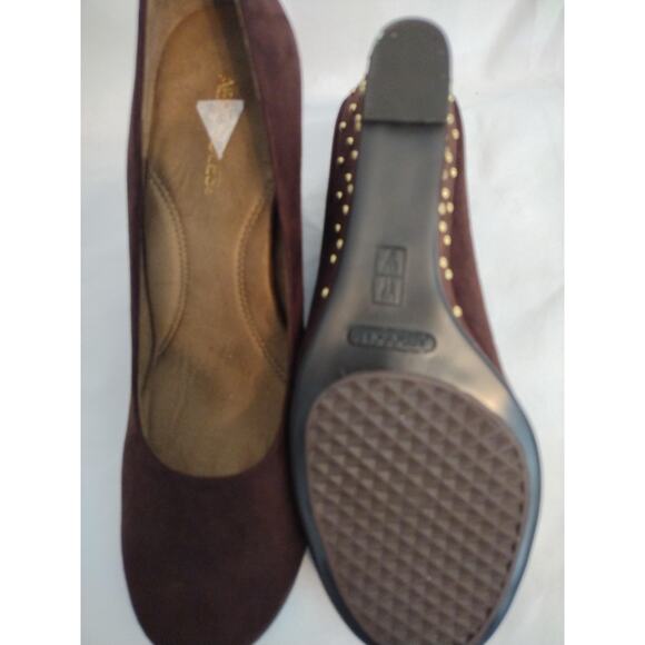 Aerosoles Wedge Shoes Womens Size 9.5 Brown Suede Gold Studded Heel Comfort - Picture 4 of 6